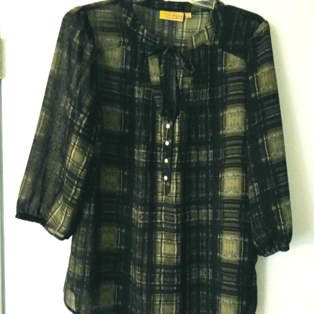 Princess Vera Wang vneck with tie 1/2 buttondown 3/4 sleeve top